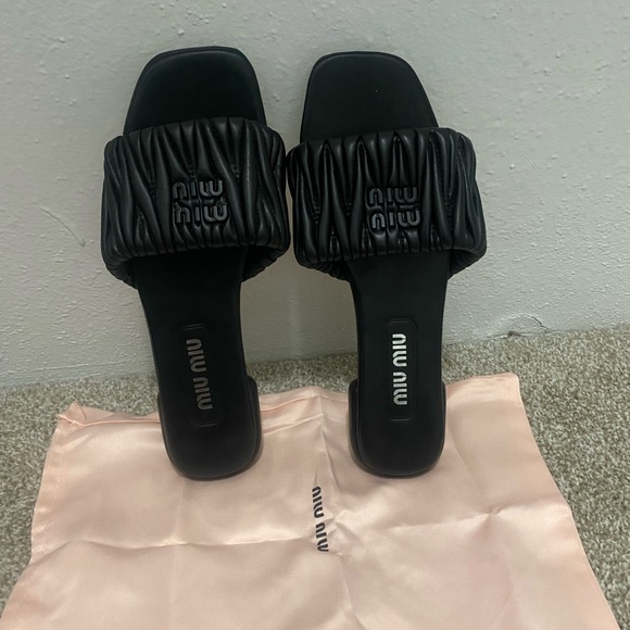 Miu Miu
matelassé leather slides - Picture 8 of 11